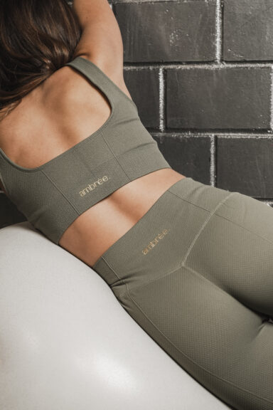 alt : Legging Glow Club – Olive Texture | ambrée. vue de dos