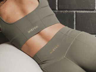 Ne-1974 - Copie alt : Legging Glow Club – Olive Texture | ambrée. vue de dos