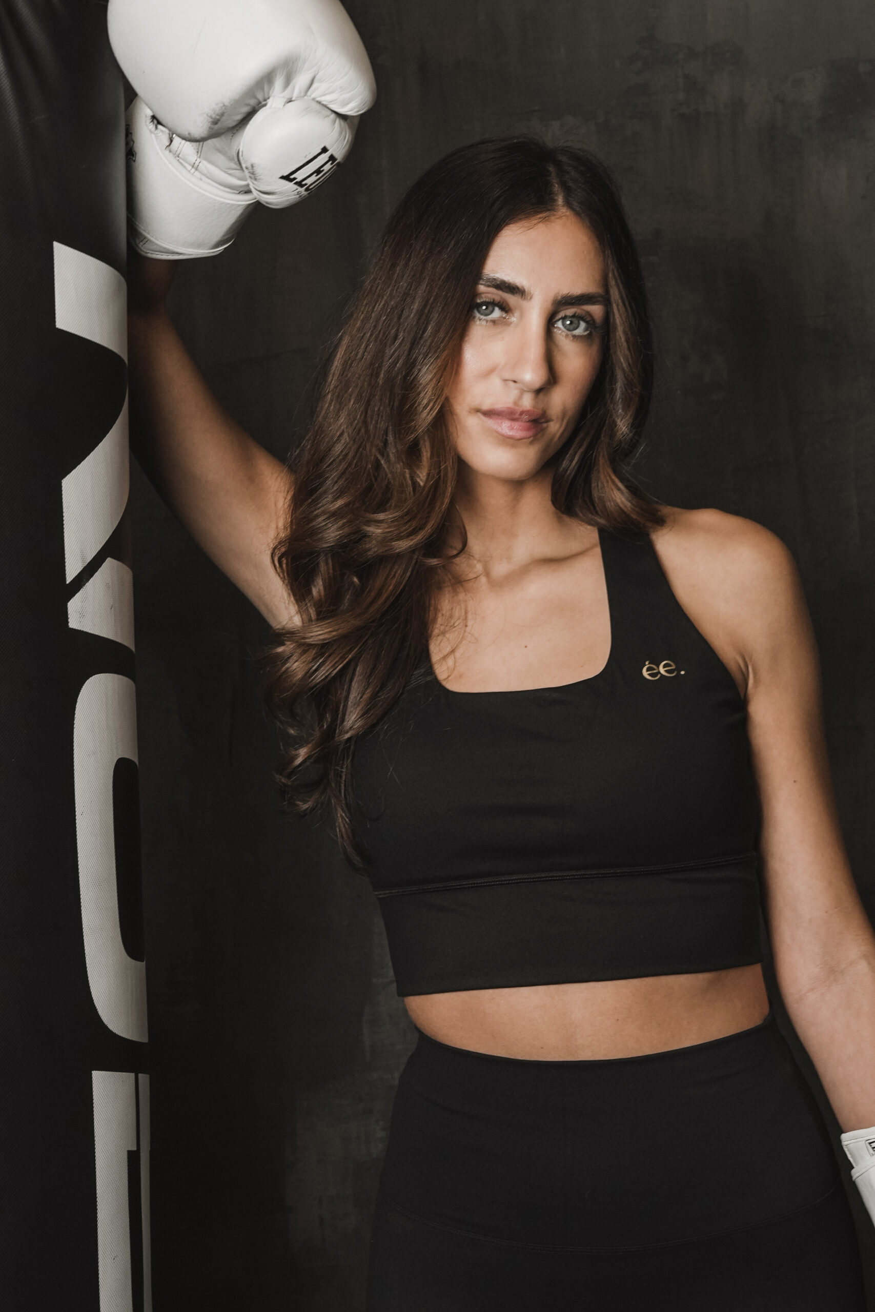 alt : Brassière Glow Club – Noir Classique | ambrée. portée face