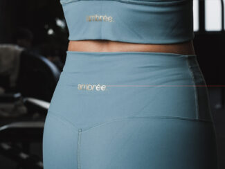 alt : Legging Glow Club – Bleu Serenity | ambrée. détail logo ambrée