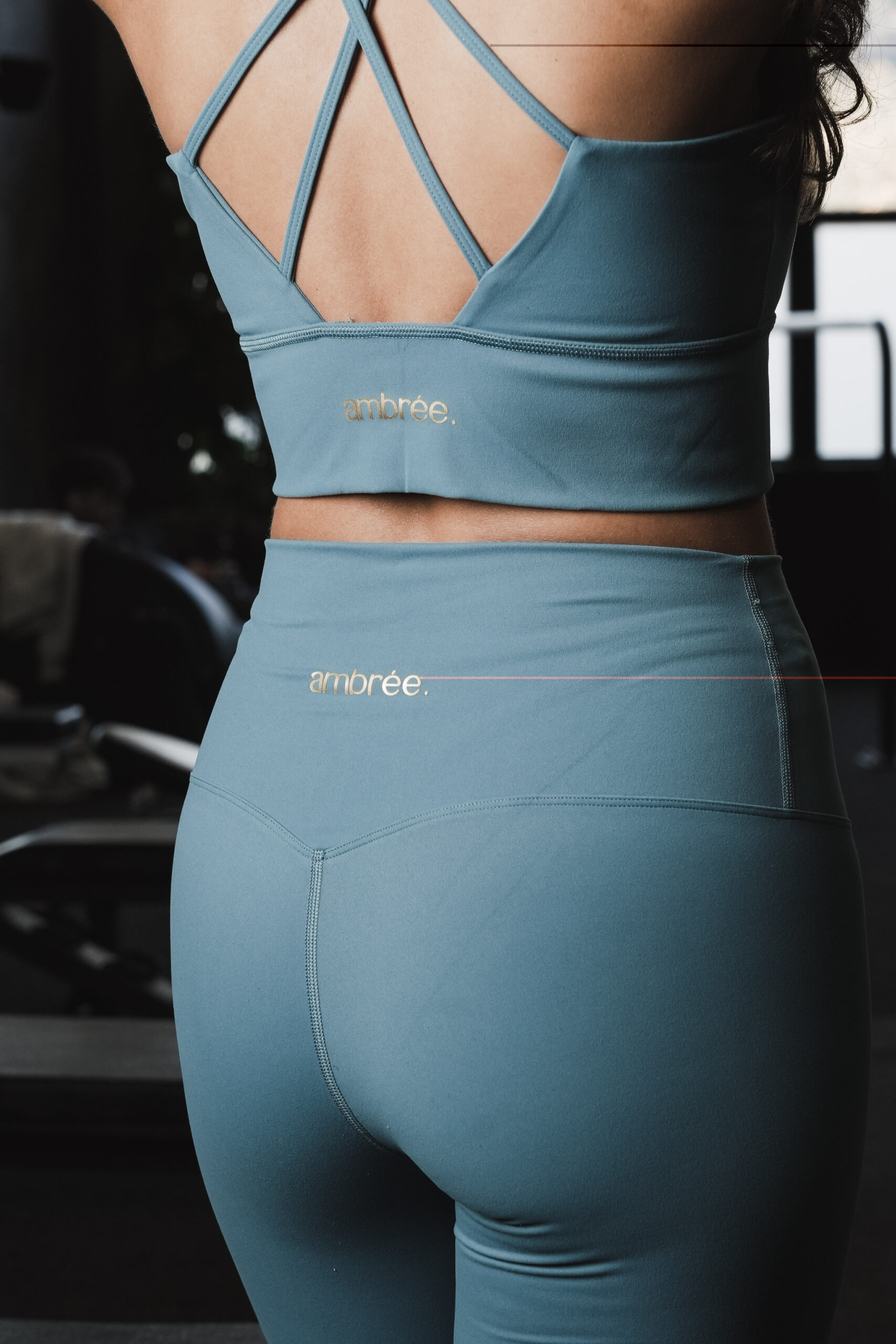 alt : Legging Glow Club – Bleu Serenity | ambrée. détail logo ambrée