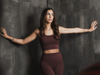 alt="brassière Glow Club burgundy edition activewear ambrée"