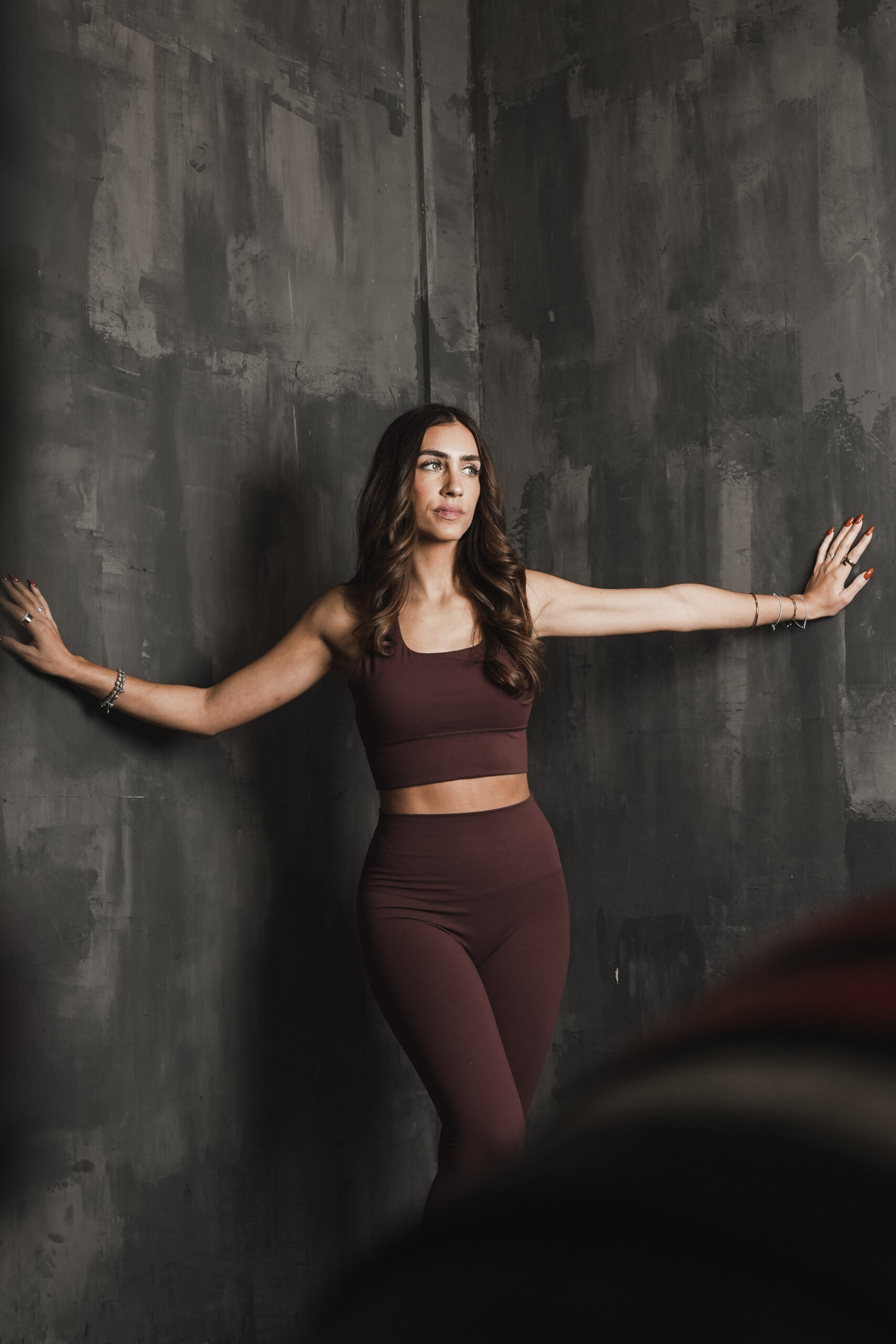 alt="brassière Glow Club burgundy edition activewear ambrée"