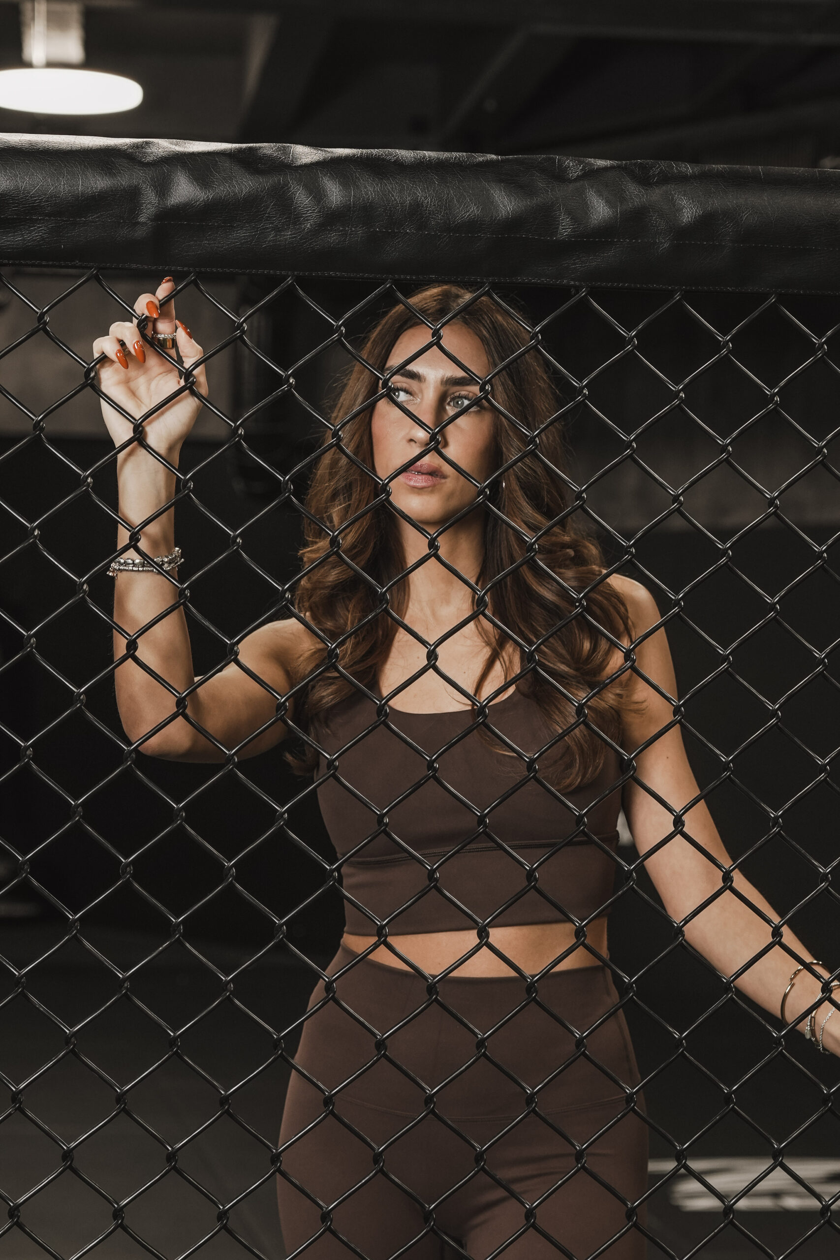 Ne-2116 alt : Brassière Glow Club – Taupe Texture | ambrée. portée face